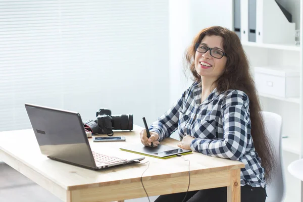 Εικονογράφος, σχεδιαστής ιστοσελίδων και καλλιτέχνης έννοια - γραφίστας χρησιμοποιώντας την πένα tablet σε ένα φωτεινό γραφείο — Φωτογραφία Αρχείου