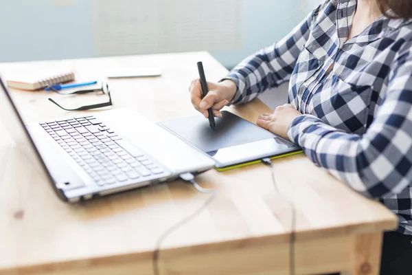 Nahaufnahme weiblicher Hände mit digitalem Grafik-Tablet im modernen Büro — Stockfoto