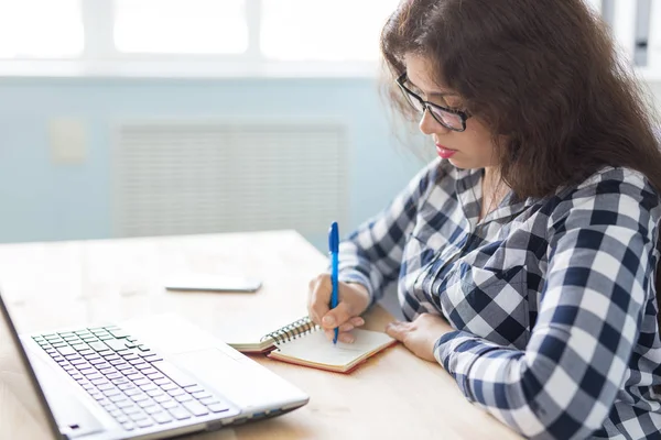 Concetto di ufficio e uomini d'affari: la donna sta lavorando in ufficio con il computer portatile — Foto Stock