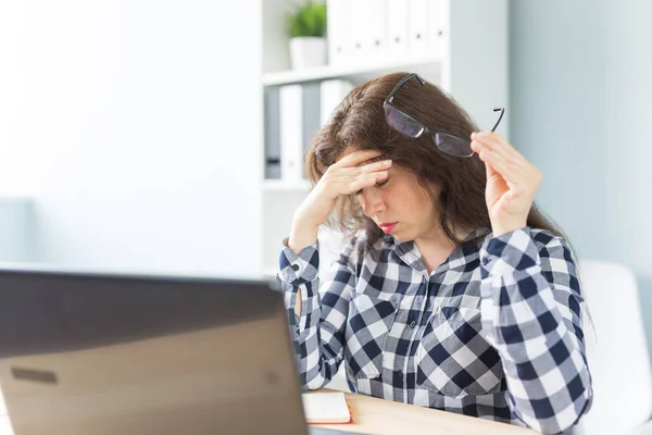 Lavoro, uomini d'affari e concetto di tecnologia - giovane donna stanca di lavorare al computer portatile e ha un mal di testa — Foto Stock