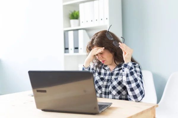 Lavoro, uomini d'affari e concetto di tecnologia - giovane donna stanca di lavorare al computer portatile e ha un mal di testa — Foto Stock