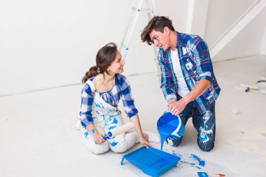 Onarım, yenileme ve insanlar kavramı - duvar boyası olacak çift renk hazırlanıyorlar