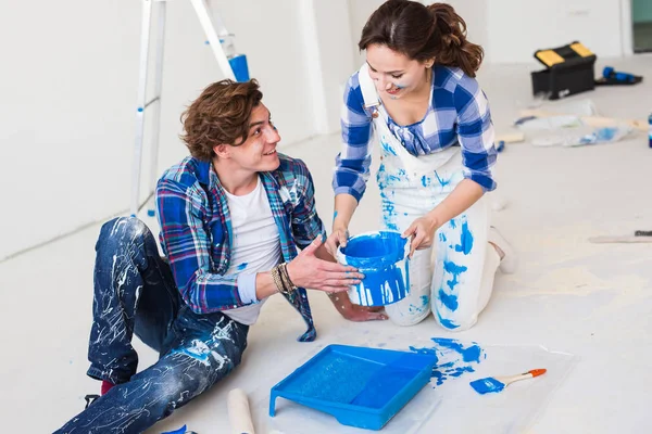 Rénovation, réparation et concept de personnes - Gros plan portrait de couple teinté de peinture sur fond blanc — Photo
