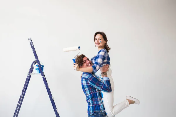 Onarım, Aile ve yenileme kavramı - komik genç kadın ve adam merdivenin ayakta — Stok fotoğraf