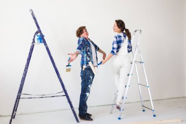 Çatışma, yenileme ve ilişki kavram - bir çift bir onarım yapıyor. Tartışıyorlar