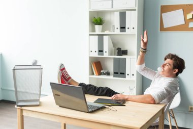 İş, eğlence ve jest kavramı - yakışıklı işadamı ofiste Ciklet Şişirme