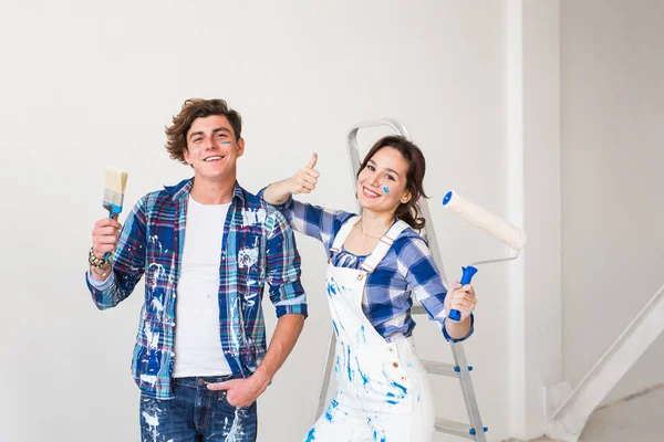 People, repair and apartment concept - Lovely young couple doing renovation in apartment — Stock Photo, Image