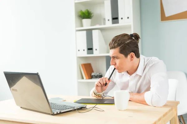 Personas, tableta de trabajo y gráficos - joven diseñador gráfico en la oficina en casa trabajando en el ordenador portátil — Foto de Stock