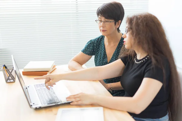 Zwei Geschäftsfrauen arbeiten gemeinsam im Büroinnenraum — Stockfoto