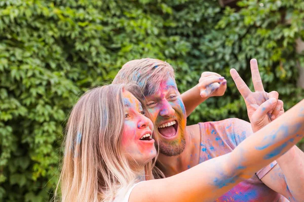 휴일과 holi, 사람들 개념-여자와 남자 부시 backgrund selfie 인계 그려진 얼굴 — 스톡 사진