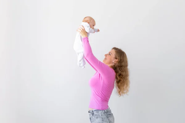 Maternidade, filhos e conceito infantil - Mãe e seu bebê recém-nascido sobre fundo branco com espaço de cópia — Fotografia de Stock