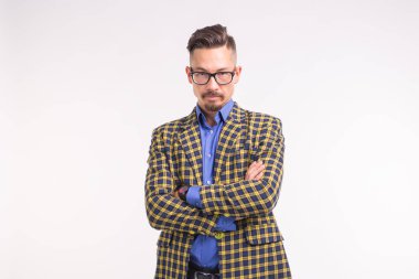 Sakal ve bıyık beyaz arka plan üzerinde duran çarpı işareti, kollarını sahip bardaklarda ceketli yakışıklı adamı