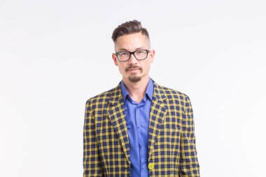 Sakal ve bıyık beyaz arka plan üzerinde durup gözlüklü ceketli yakışıklı adamı