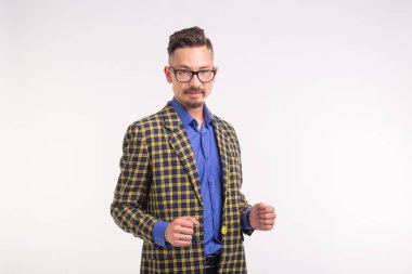 Sakal ve bıyık kopya alanı ile beyaz arka plan üzerinde durup gözlüklü ceketli yakışıklı adamı