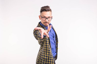 İnsanlar ve jest kavramı - genç adam sen onunla, gülümseyerek, gözlüklü gelmemi davet