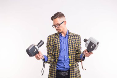 Teknolojileri, fotoğraf çekmek ve insan kavramı - selfie iki kamera ile beyaz zemin üzerine alarak komik genç esmer adam portresi
