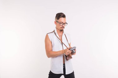 Teknolojileri, fotoğraf çekmek ve insan kavramı - beyaz arka plan üzerinde retro kamera ile yakışıklı genç