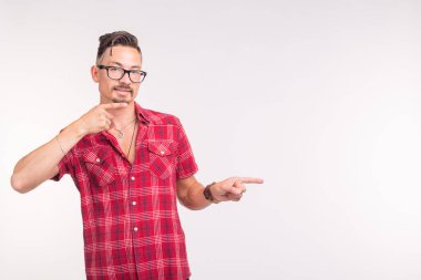 İnsanlar, stil ve moda kavramı - kopya alanı üzerinde işaret beyaz arka plan üzerinde kırmızı tişörtlü genç yakışıklı adam