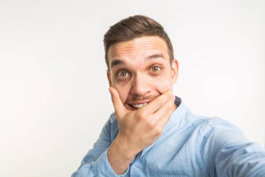 Selfie beyaz arka plan üzerinde alarak neşeli bir sakallı adam portresi kapatın