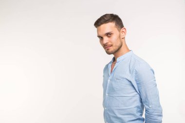 Kopya alanı ile beyaz arka plan üzerinde izole mutlu yakışıklı adam