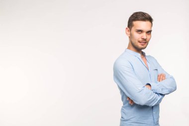 Kendine güvenen genç yakışıklı adam geçti ve kopya alanı ile beyaz arka plan üzerinde gülümseyen silah tutmak