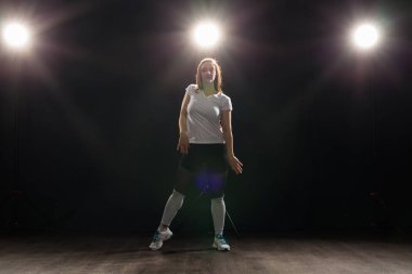 İnsanlar ve dans kavramı - genç kadın caz funk koyu arka plan üzerinde dans