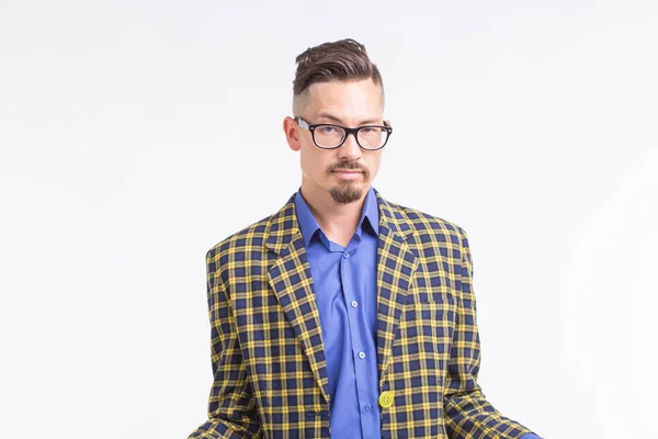 Bonito homem de casaco com barba e bigode em óculos de pé sobre fundo branco — Fotografia de Stock