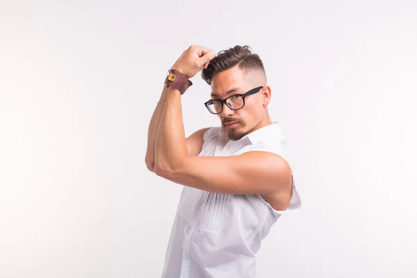 Gente, ropa y concepto de estilo - joven sexy hombre guapo posando en camisa blanca sobre fondo blanco —  Fotos de Stock