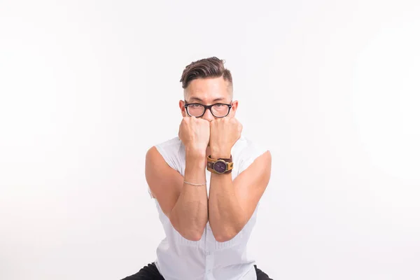 Pessoas, vestuário e conceito de estilo - jovem sexy bonito homem posando em camisa branca no fundo branco — Fotografia de Stock