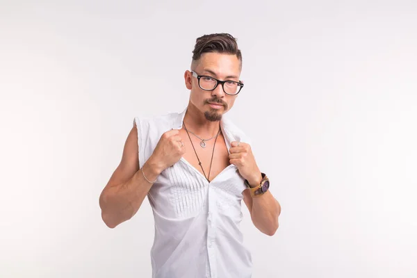 Gente, ropa y concepto de estilo - joven sexy hombre guapo posando en camisa blanca sobre fondo blanco —  Fotos de Stock