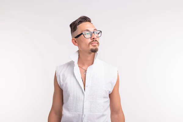 Emberek, a ruha és a stílus fogalma - szexi csinos fiatalember pózol fehér ing, fehér háttér — Stock Fotó