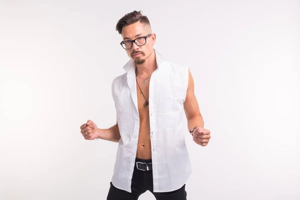 人々 の服、そしてスタイル コンセプト - 白いシャツ白い背景の上でポーズをとって若いセクシーなハンサムな男 — ストック写真