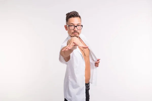 Uttryck och gest koncept - ung man i vit skjorta med handen fram till kamera — Stockfoto