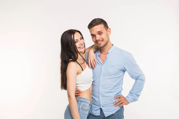 Relation och kärlek koncept - porträtt av lyckliga paret på vit bakgrund — Stockfoto
