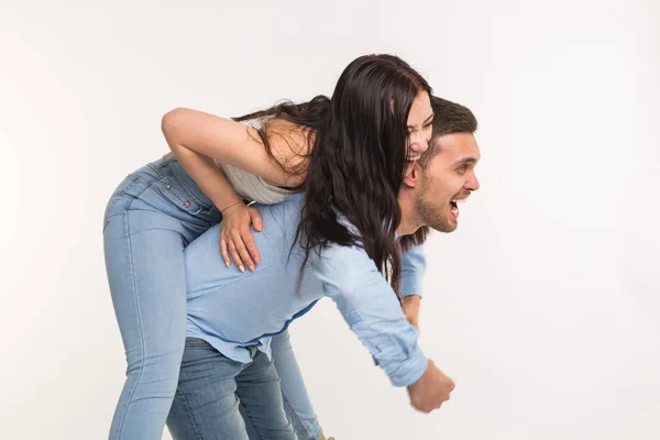 Pareja Posando Sobre Fondo Blanco Hombre Sosteniendo Mujer Espalda — Foto de Stock