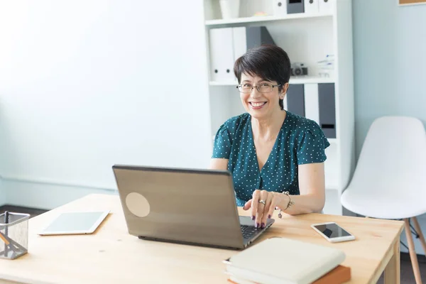 Geschäftsleute und Technologiekonzept - Frau mittleren Alters arbeitet mit Laptop im Büro — Stockfoto