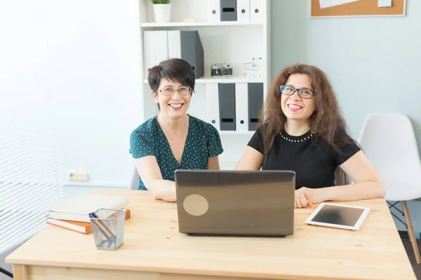 Geschäfts-, Technologie- und Personenkonzept - Frau zeigt ihr Projekt am Laptop einer anderen Frau — Stockfoto