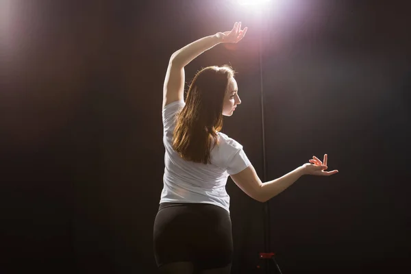Хип-хоп, рок-н-ролл, тектч, вейкинг, транс и стрит-арт - молодая женщина танцует в студии — стоковое фото