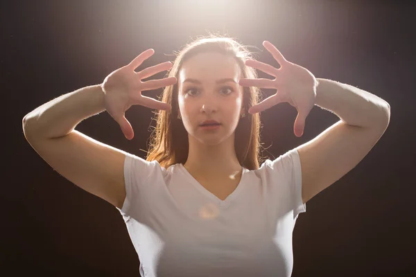 Hip-hop, jazz-funk, tecktonik, waacking, trance y street dances concept - Mujer joven bailando jazz-funk en el estudio — Foto de Stock