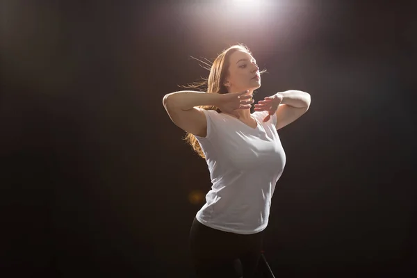 Gente y concepto de baile - Joven hermosa mujer deportiva bailando jazz funk en un fondo de estudio negro — Foto de Stock