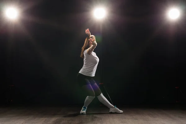 Люди и танцевальная концепция - Прелестная женщина, танцующая на темном фоне — стоковое фото