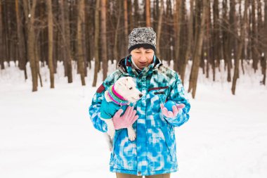 Sevimli köpek - Jack Russell Terrier kış mevsiminde açık havada orta yaşlı kadın