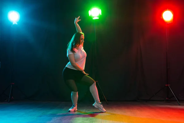 Hip-hop, jazz-funk, tecktonik, waacking, trance y street dances concepto - Mujer bonita bailando jazz funk sobre fondo oscuro — Foto de Stock