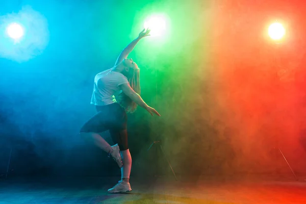 Gente y concepto de baile - Mujer joven europea bailando jazz funk — Foto de Stock