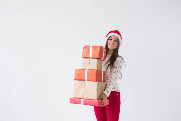 Noel, tatil ve hediyeler kavramı - Noel Baba şapkası kopya alanı beyaz zemin üzerine pek çok yeteneğin tutan kadın — Stok fotoğraf