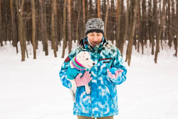 Mulher de meia idade ao ar livre com cão bonito - Jack Russell Terrier na temporada de inverno — Fotografia de Stock