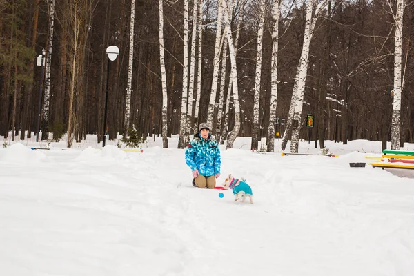 Mujer de mediana edad al aire libre con perro lindo - Jack Russell Terrier en temporada de invierno — Foto de Stock