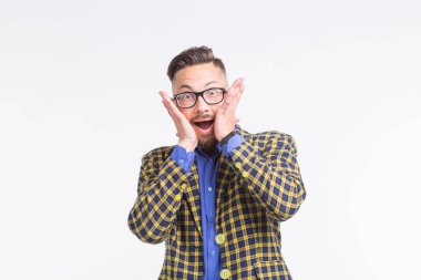İfade ve jest kavramı - gözlüklü beyaz arka plan üzerinde sürpriz yakışıklı adam