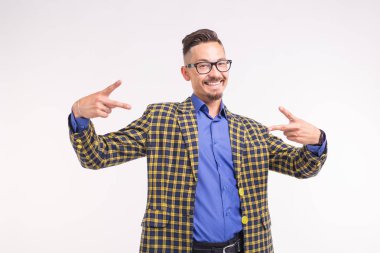 Sakal ve bıyık beyaz arka plan üzerinde eğleniyor bardaklarda ceketli yakışıklı adamı