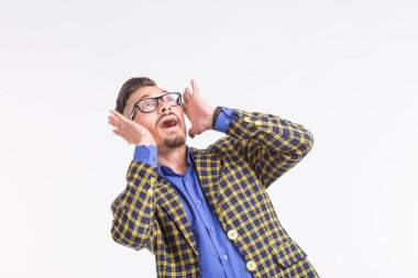 İfade ve jest kavramı - gözlüklü beyaz arka plan üzerinde sürpriz yakışıklı adam